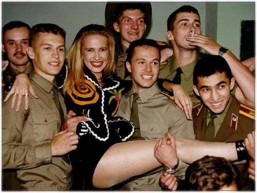 Татьяна Иванова из группы «Комбинация» после концерта для советской Армии